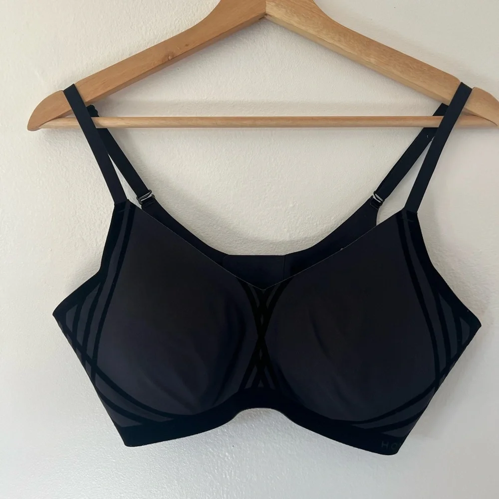 Two Honeylove Silhouette Wireless Seamless Bras‎ Black & Nude Size Large
